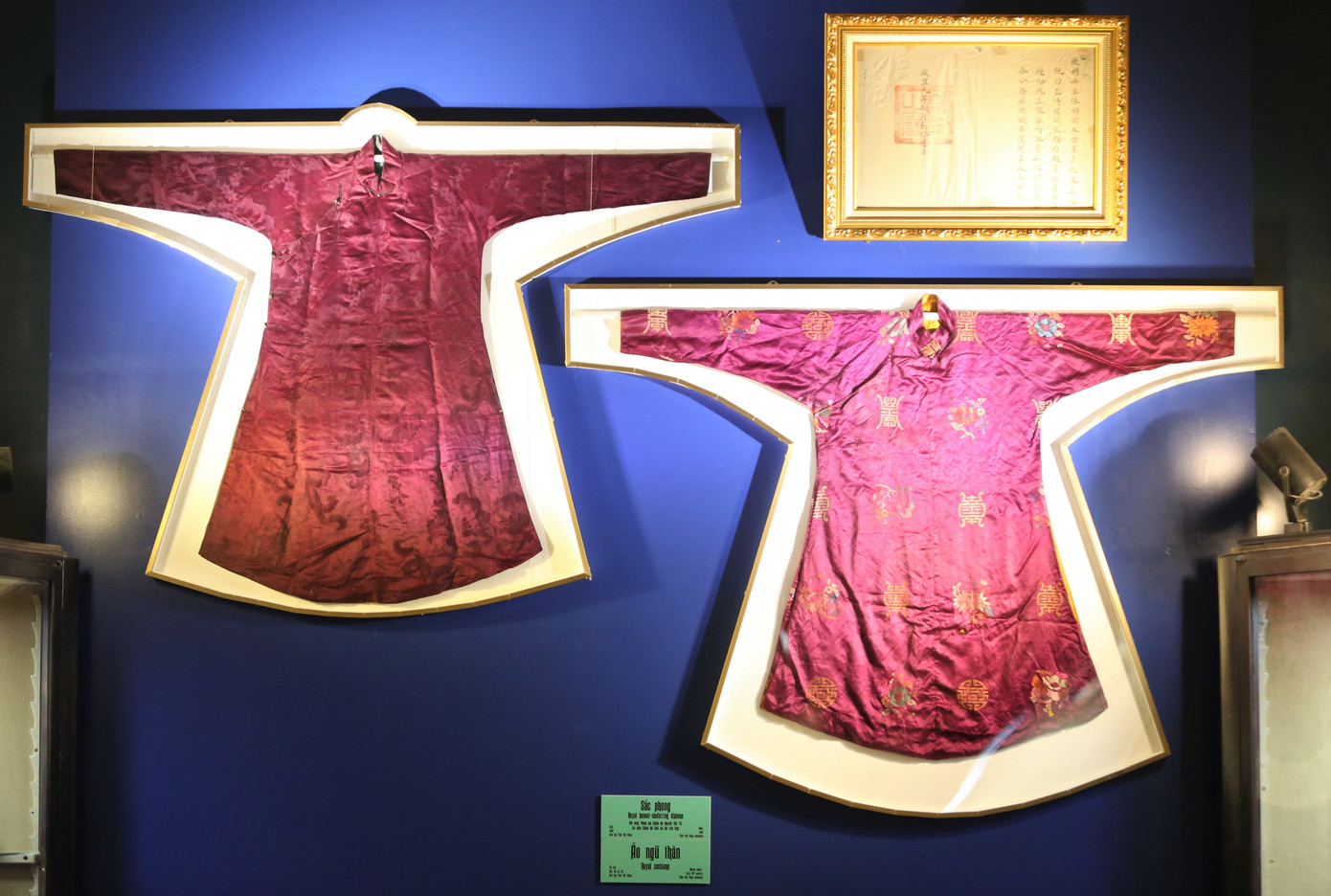 Mẫu áo ngũ thân của các thành viên hoàng gia triều Nguyễn. Trang phục làm bằng vải dệt này có niên đại đầu thế kỷ XX. Bên cạnh là sắc phong của vua ban năm 1885 có nội dung: "Phong cho Chánh đội Nguyễn Viết Tất lên chức Chánh đội Suất nội đội viên binh". Hai hiện vật quý được nhà sưu tập Thân Việt Hùng sưu tầm.