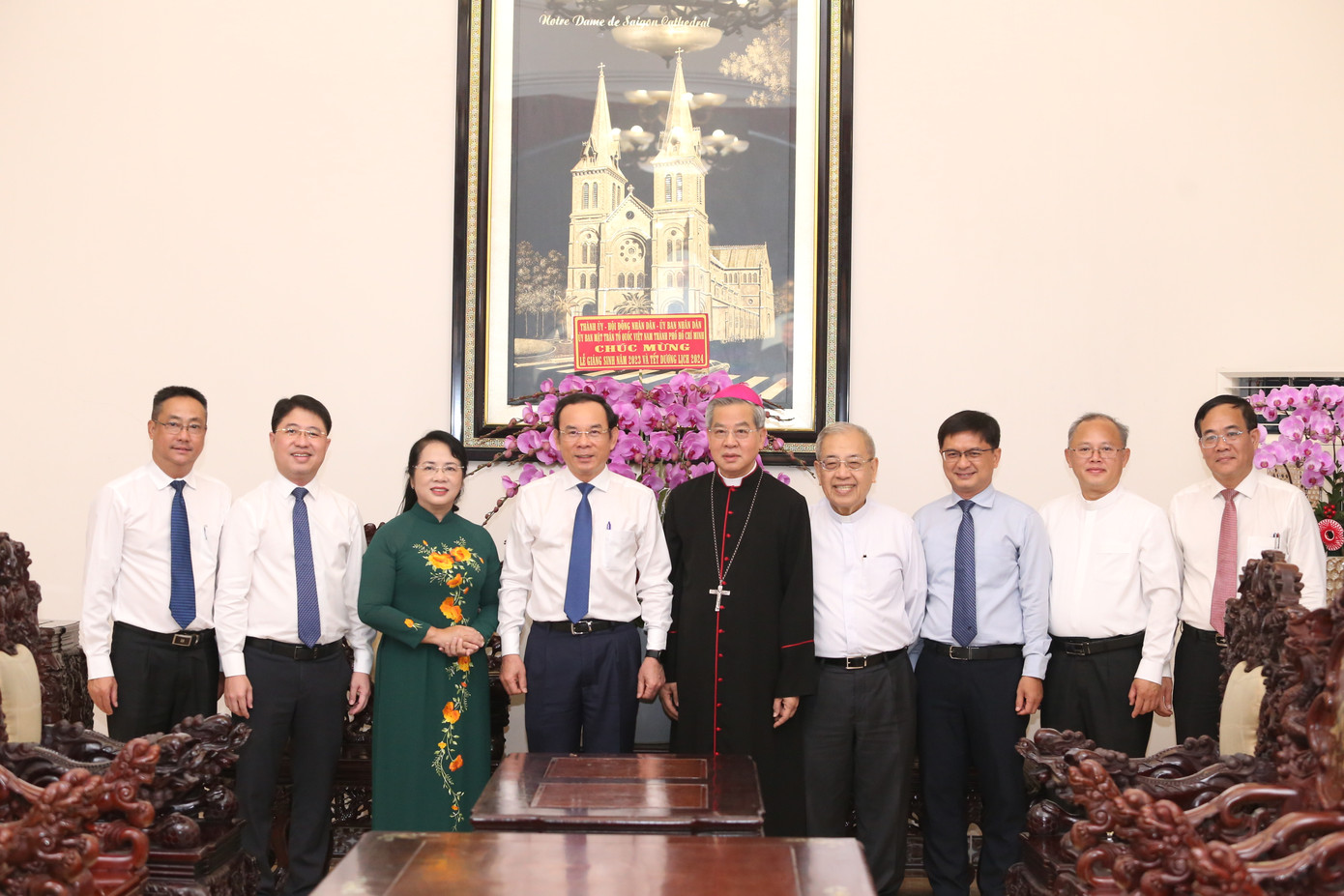 Lãnh đạo TPHCM chụp hình lưu niệm cùng Tổng Giám mục Nguyễn Năng và các vị linh mục tại buổi đến thăm, chúc mừng. Lãnh đạo TPHCM chụp hình lưu niệm cùng Tổng Giám mục Nguyễn Năng và các vị linh mục tại buổi đến thăm, chúc mừng.