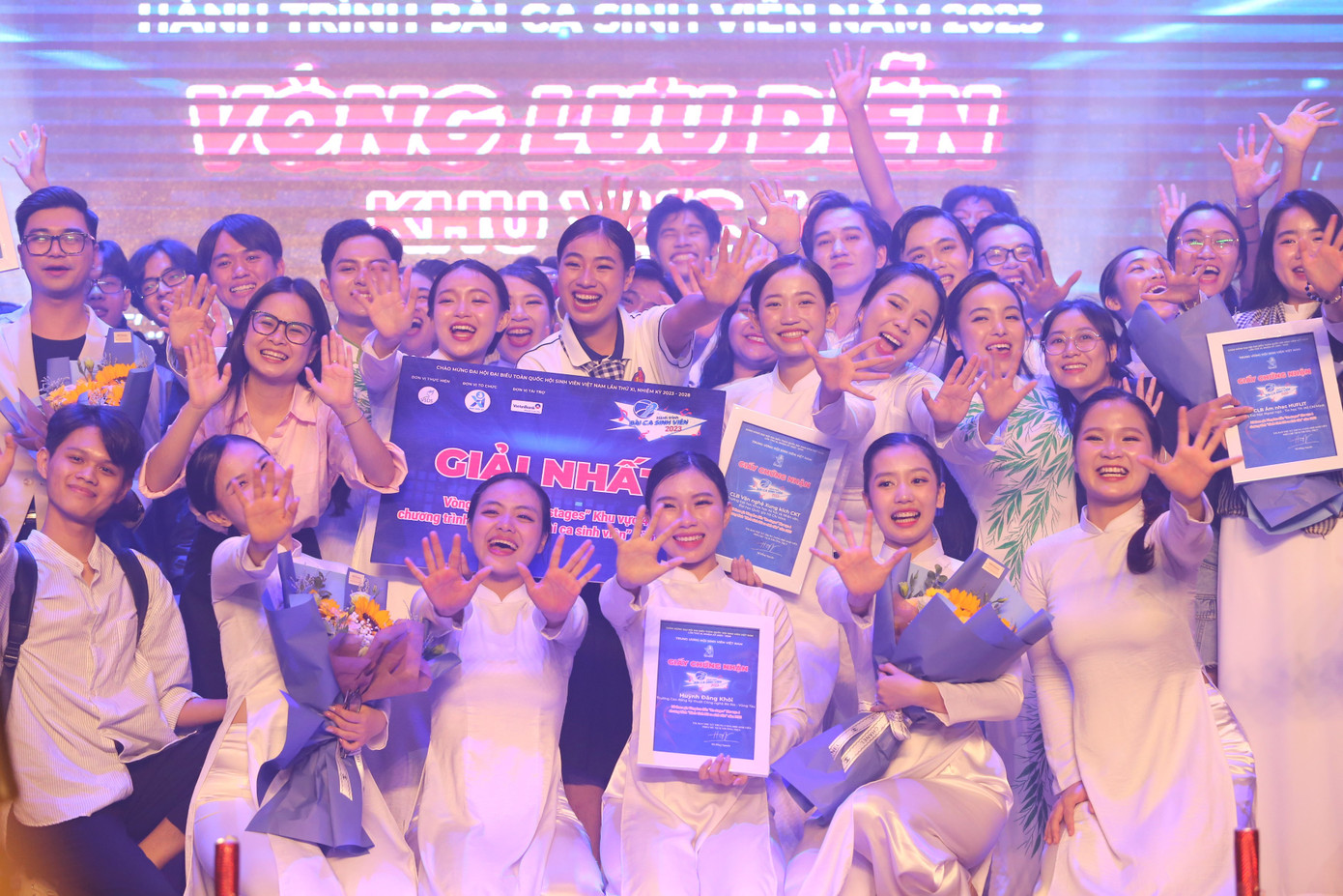 Các thành viên Đội Văn nghệ xung kích CKT phấn khởi với kết quả cao nhất vòng lưu diễn khu vực 4 của "Hành trình bài ca sinh viên" 2023. Ảnh: Ngô Tùng