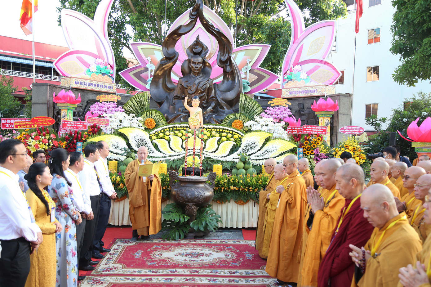 "Mùa Phật đản năm nay, những người Phật tử Việt Nam đồng thời thành kính kỷ niệm 60 năm ngày Bồ Tát Thích Quảng Đức vị pháp thiêu thân (1963-2023). Chúng ta tự hào về một giai đoạn lịch sử hào hùng của dân tộc và trong đó có dấu ấn về hạnh nguyện cao cả của Bồ Tát Thích Quảng Đức trên con đường phụng sự đạo pháp và dân tộc. Ngọn lửa từ bi cùng với trái tim bất diệt của ngài có năng lực soi sáng và thức tỉnh lương tri của con người, hóa giải tất cả hận thù. Ngọn lửa đó đã chỉ cho mỗi người sống là phải biết vượt lên mọi chủ nghĩa cá nhân ích kỷ, hẹp hòi và mọi ý niệm cực đoan. Ngài là biểu tượng sáng ngời của tinh thần bi, trí, dũng của bậc Bồ Tát hiện thế và tinh thần nhập thế của Phật giáo Việt Nam", Hòa thượng Thích Lệ Trang đọc lời thông điệp của Đức Pháp chủ GHPGVN - Trưởng lão Hòa thượng Thích Trí Quảng.