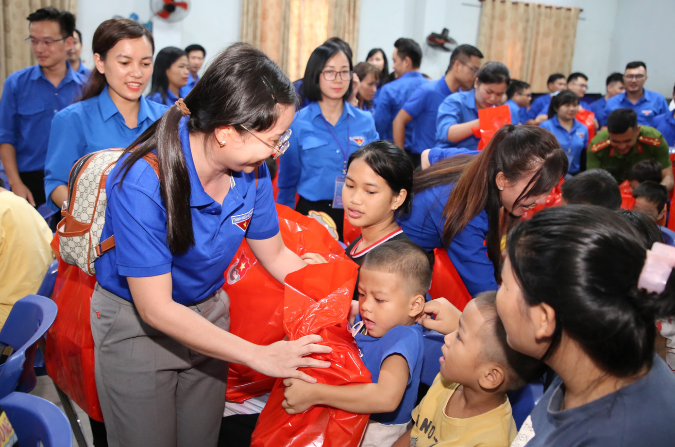 Trước đó vào chiều cùng ngày, các thí sinh tham dự vòng Chung kết hội thi đã đến thăm, tặng quà các em nhỏ có hoàn cảnh đặc biệt tại Làng Thiếu niên Thủ Đức. Trước đó vào chiều cùng ngày, các thí sinh tham dự vòng Chung kết hội thi đã đến thăm, tặng quà các em nhỏ có hoàn cảnh đặc biệt tại Làng Thiếu niên Thủ Đức.