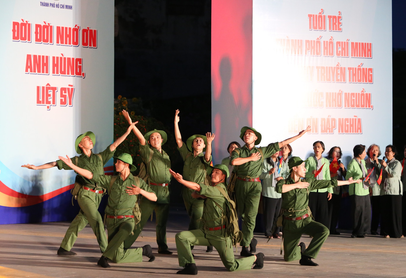 Âm vang hào hùng của những tháng năm lịch sử lại vang vọng, nhắc nhớ mỗi độ tháng 4 lịch sử về.