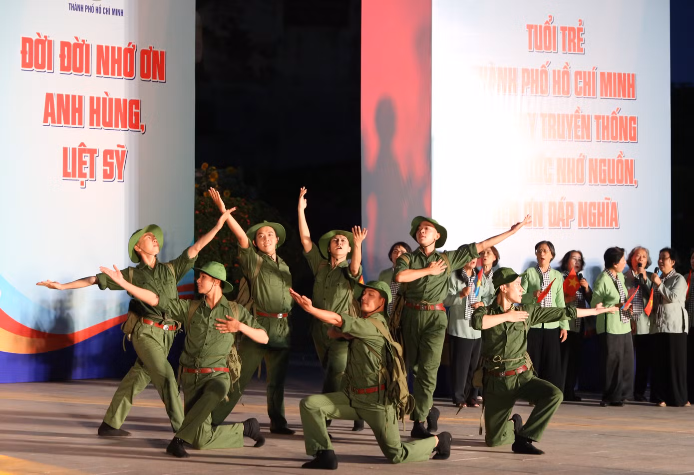 Âm vang hào hùng của những tháng năm lịch sử lại vang vọng, nhắc nhớ mỗi độ tháng 4 lịch sử về.