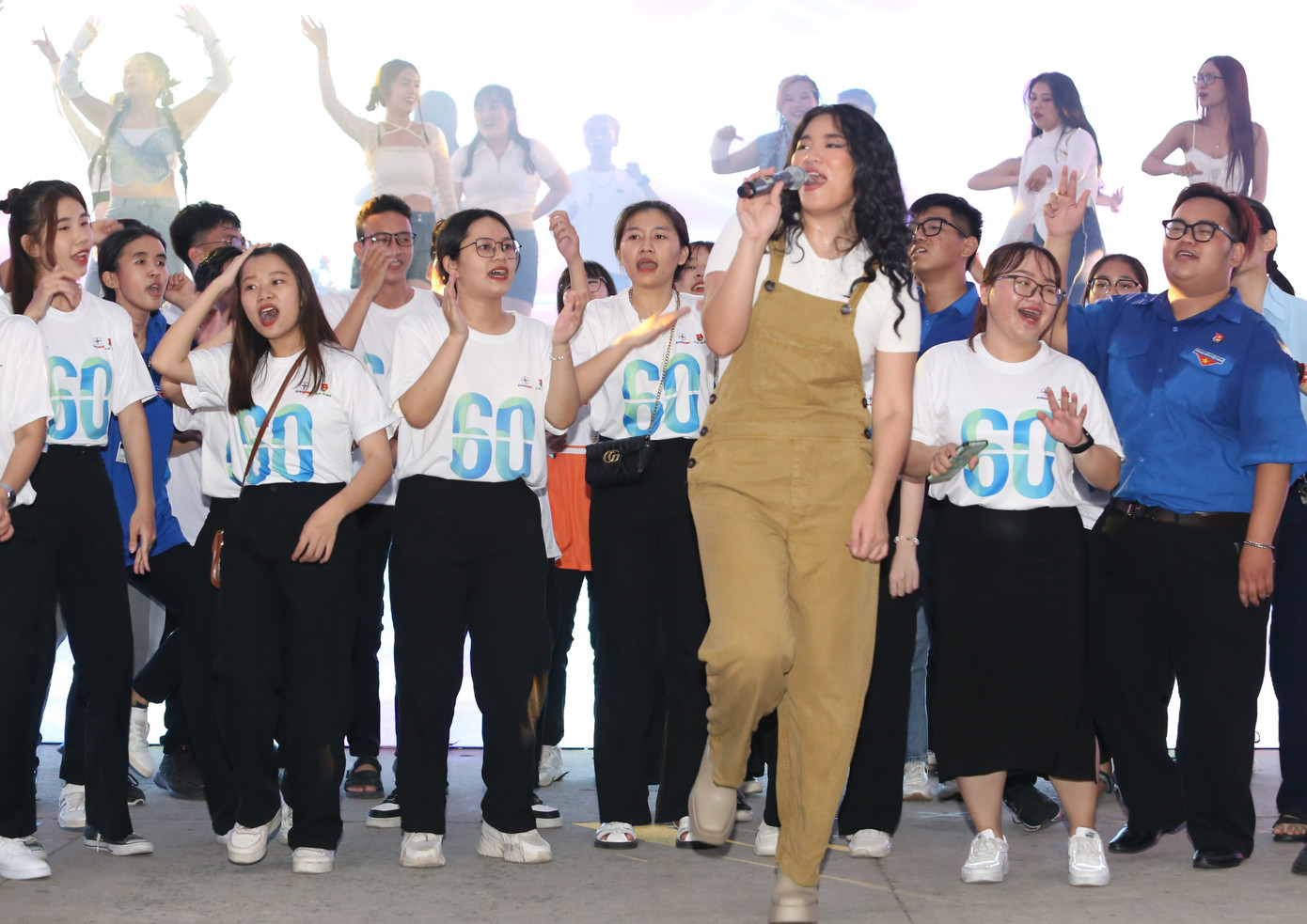 Nữ ca sĩ khuấy động bầu không khí sôi nổi cùng bạn trẻ.