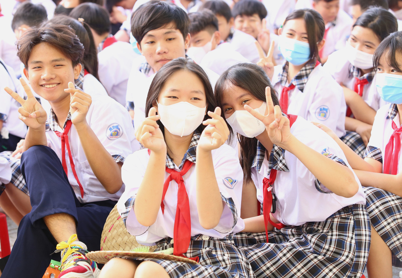 Các em học sinh phấn khởi trong ngày nhà trường đón dấu mốc mới. Các em học sinh phấn khởi trong ngày nhà trường đón dấu mốc mới.