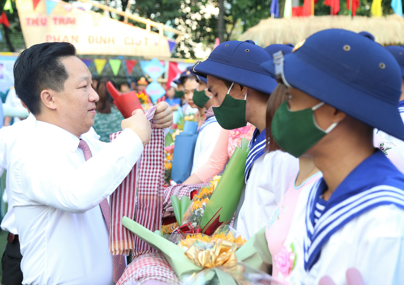 Chủ tịch UBND TP. Thủ Đức quàng khăn rằn cho các tân binh.