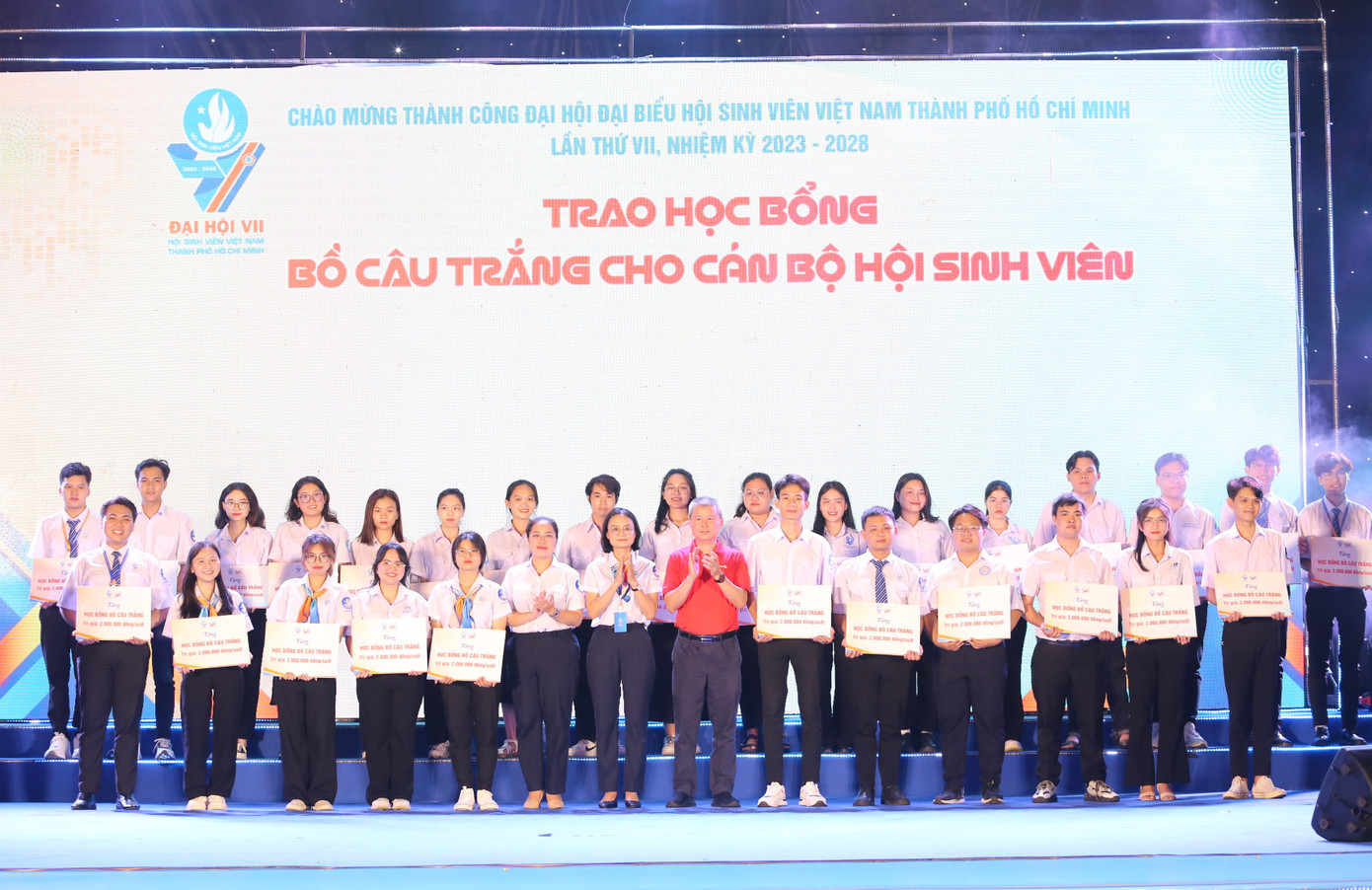 Tại đêm hội, Ban tổ chức cũng trao học bổng "Bồ câu trắng" cho các bạn sinh viên là cán bộ Hội có hoàn cảnh khó khăn vươn lên học tốt, đạt thành tích cao.