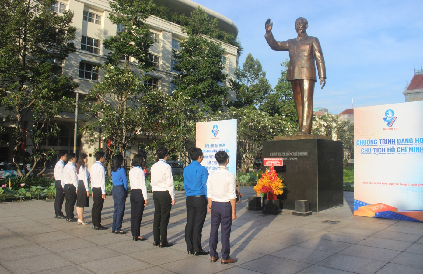 Trước đó, Ban tổ chức Đại hội đại biểu Hội SVVN TPHCM đã đến dâng hoa báo công với Bác.