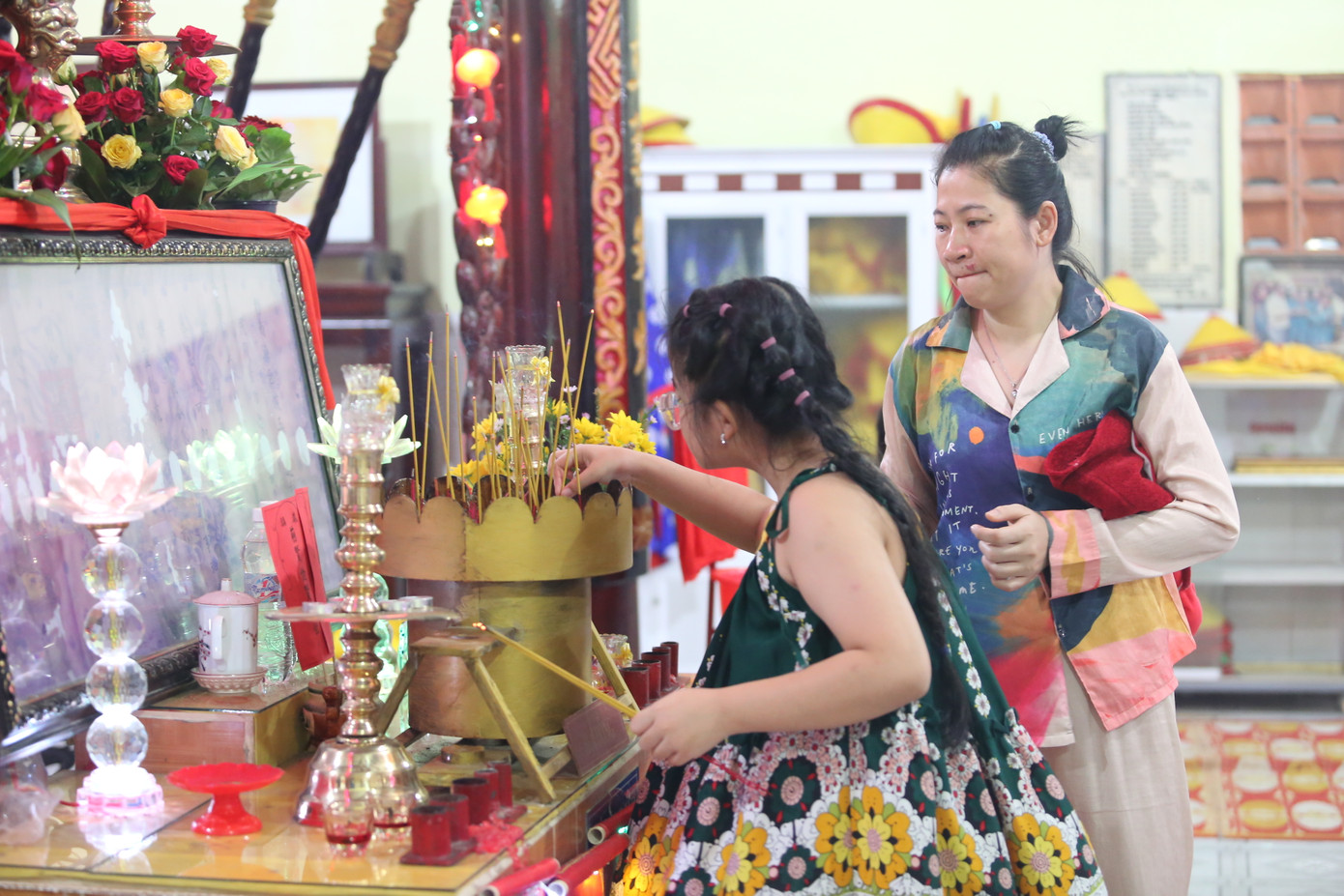 Trong những ngày lễ hội, bà con đến Lăng Ông Thủy tướng thắp hương tạ ơn thần linh đã phù hộ, tương trợ trong hành trình đi biển cũng như trong đời sống làm ăn thường ngày.