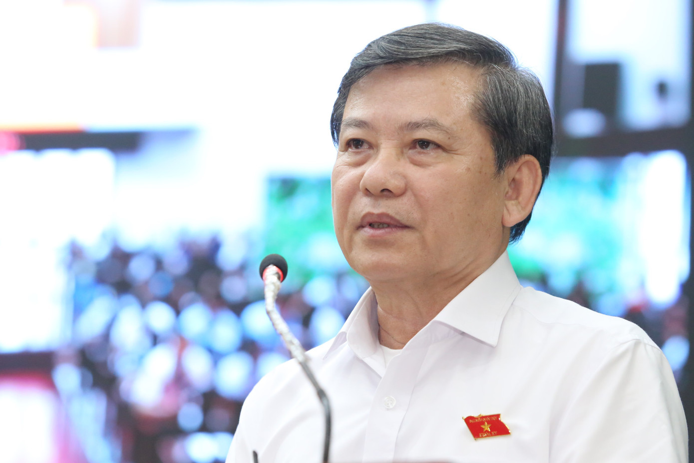 ĐBQH Lê Minh Trí trao đổi với cử tri. ĐBQH Lê Minh Trí trao đổi với cử tri.