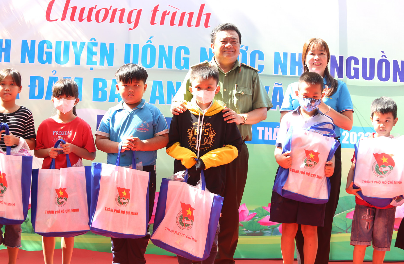 Tiếp đó, chương trình “Chiến sĩ tình nguyện uống nước nhớ nguồn, tham gia đảm bảo an sinh xã hội” với nhiều hoạt động ý nghĩa, thiết thực đã diễn ra tại trường Tiểu học An Nhơn Tây. Tiếp đó, chương trình “Chiến sĩ tình nguyện uống nước nhớ nguồn, tham gia đảm bảo an sinh xã hội” với nhiều hoạt động ý nghĩa, thiết thực đã diễn ra tại trường Tiểu học An Nhơn Tây.