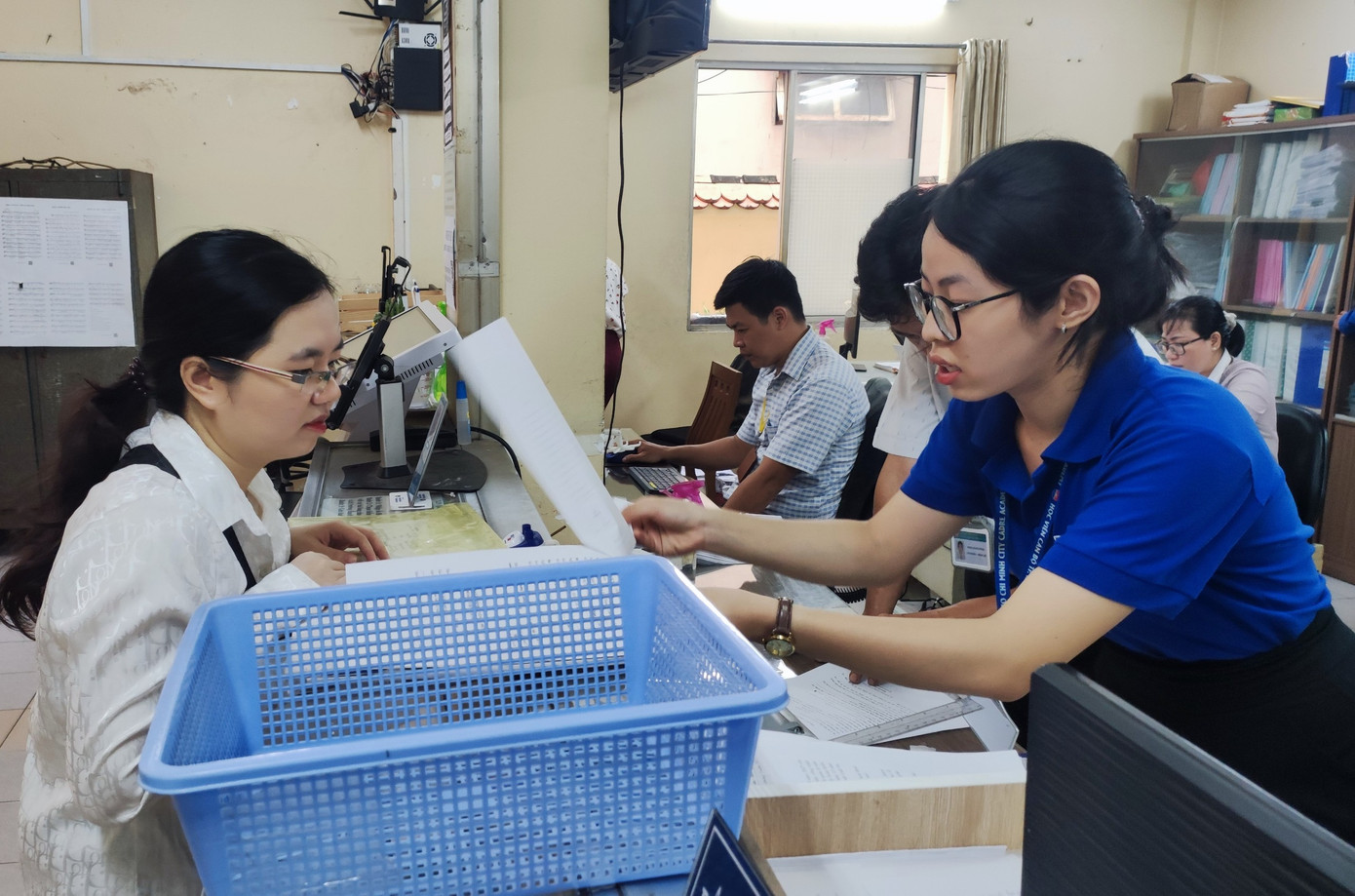 Sinh viên Học viện Cán bộ TPHCM tham gia hỗ trợ giải quyết công việc tại cơ quan hành chính nhà nước trên địa bàn quận 10, trong khuôn khổ chiến dịch tình nguyện Mùa hè xanh. Ảnh: Ngô Tùng