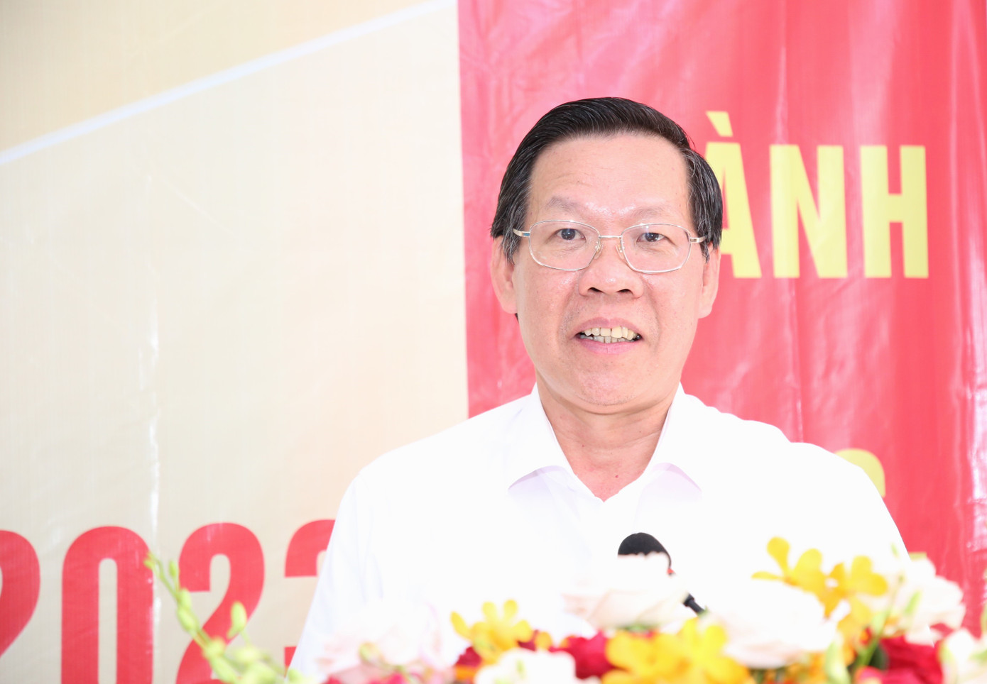 Chủ tịch UBND TPHCM Phan Văn Mãi trao đổi với người dân xã Bình Khánh.