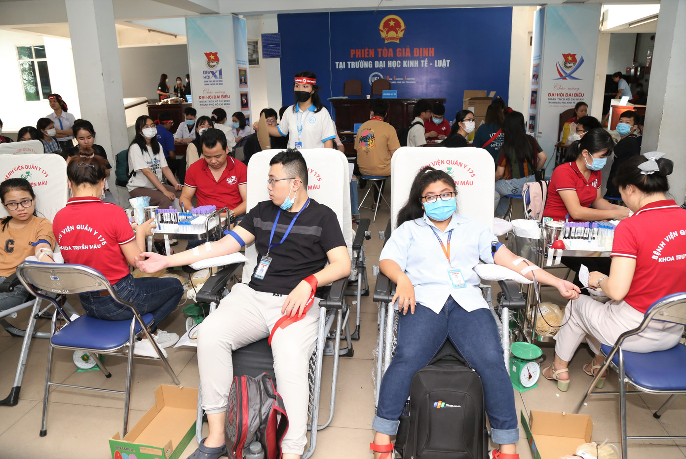 Nhiều bạn tranh thủ hiến máu trước khi tham gia các hoạt động học tập, ngoại khóa tại trường.