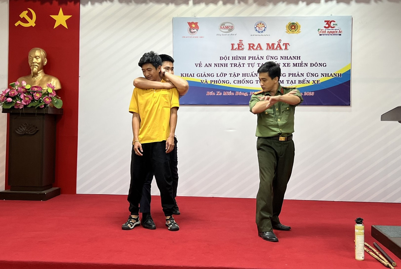 Cán bộ chiến sĩ Công an TPHCM tập huấn các thế võ tự vệ để người dân nâng cao kỹ năng phòng ngừa, đấu tranh các loại hình tội phạm. Ảnh: CATP