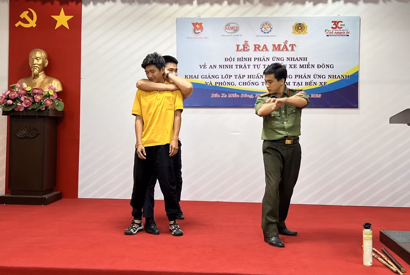 Cán bộ chiến sĩ Công an TPHCM tập huấn các thế võ tự vệ để người dân nâng cao kỹ năng phòng ngừa, đấu tranh các loại hình tội phạm. Ảnh: CATP