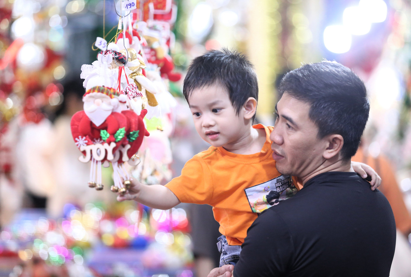 Các em nhỏ thích thú trước những vật phẩm mùa Giáng sinh. Các em nhỏ thích thú trước những vật phẩm mùa Giáng sinh.