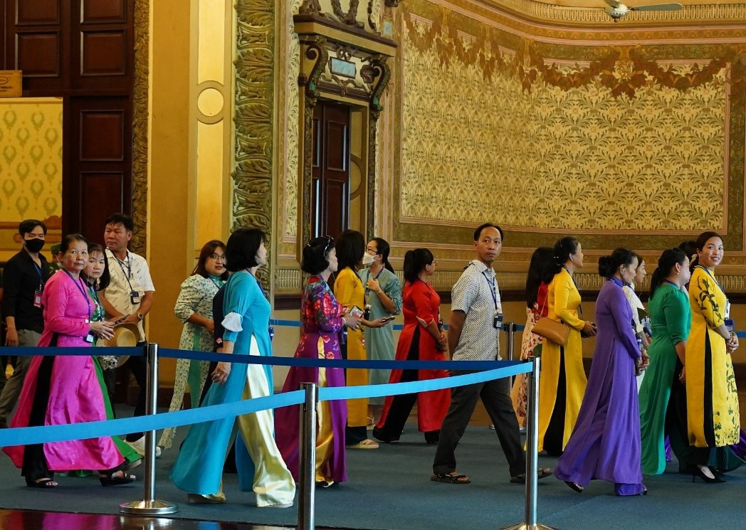 Các đoàn khách tham quan tòa nhà trụ sở HĐND - UBND TPHCM trong dịp lễ 30/4. Ảnh: Thuận Văn Các đoàn khách tham quan tòa nhà trụ sở HĐND - UBND TPHCM trong dịp lễ 30/4. Ảnh: Thuận Văn