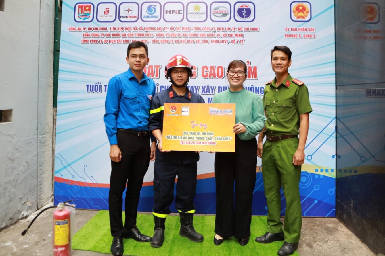 Các đơn vị trao tặng kinh phí thực hiện mô hình Tổ liên gia phòng cháy chữa cháy. Các đơn vị trao tặng kinh phí thực hiện mô hình Tổ liên gia phòng cháy chữa cháy.