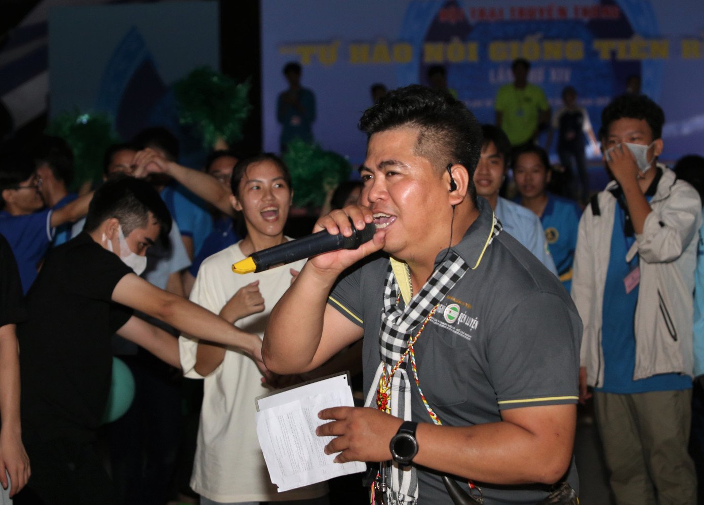 Quản trò điều phối, hướng dẫn các tiểu trại thực hiện các trò chơi đồng đội.