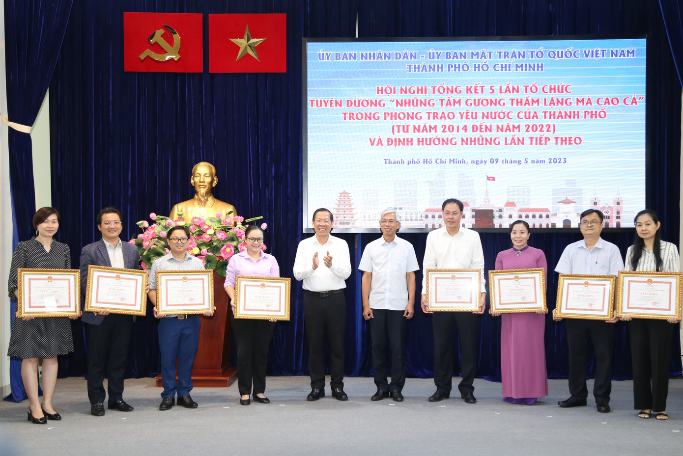 Lãnh đạo UBND TPHCM khen thưởng 11 cá nhân và 12 tập thể tiêu biểu đã phát hiện, phát huy những gương điển hình trong các phong trào thi đua. Ảnh: Ngô Tùng Lãnh đạo UBND TPHCM khen thưởng 11 cá nhân và 12 tập thể tiêu biểu đã phát hiện, phát huy những gương điển hình trong các phong trào thi đua. Ảnh: Ngô Tùng