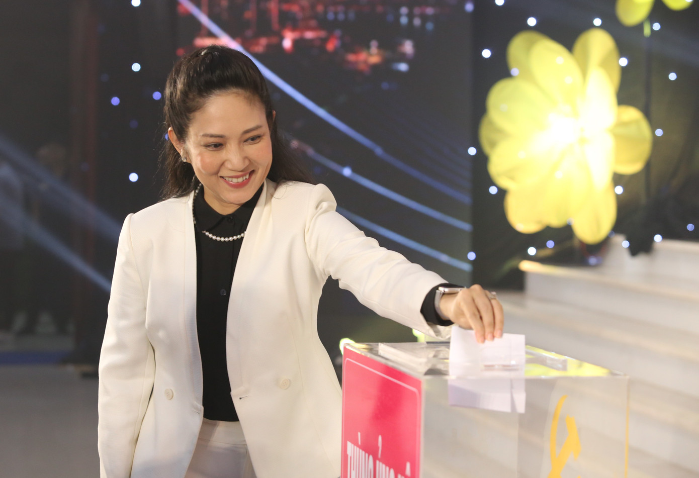 NSND Thanh Thúy góp phần mang hương xuân ấm áp đến đồng bào khó khăn. Ảnh: Ngô Tùng.