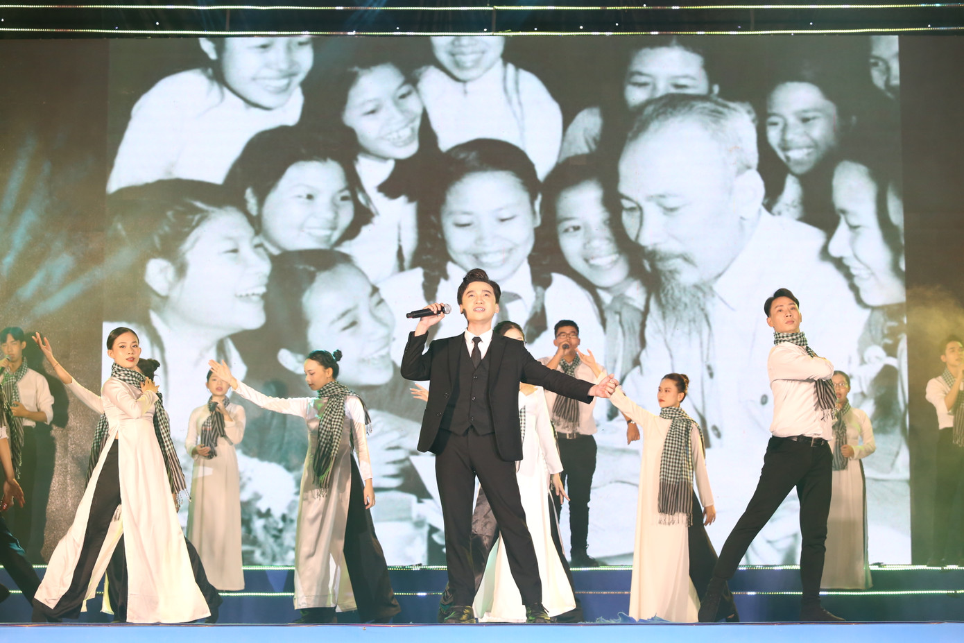 Đêm hội cũng lồng ghép việc tổ chức gala công diễn các tiết mục đặc sắc tham dự Liên hoan Tiếng hát sinh viên toàn thành “Student – Sing – Shine” năm 2023.