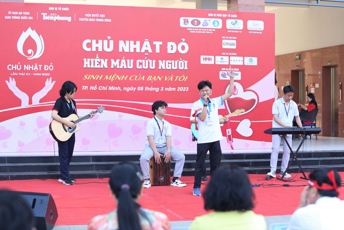 Các bạn sinh viên tham gia văn nghệ tại chương trình. Các bạn sinh viên tham gia văn nghệ tại chương trình.