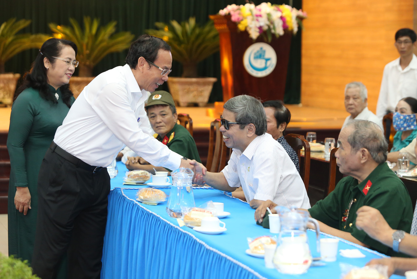 Bí thư Thành uỷ TPHCM Nguyễn Văn Nên gặp gỡ các thương binh, cựu chiến binh tại buổi họp mặt. Ảnh: Ngô Tùng