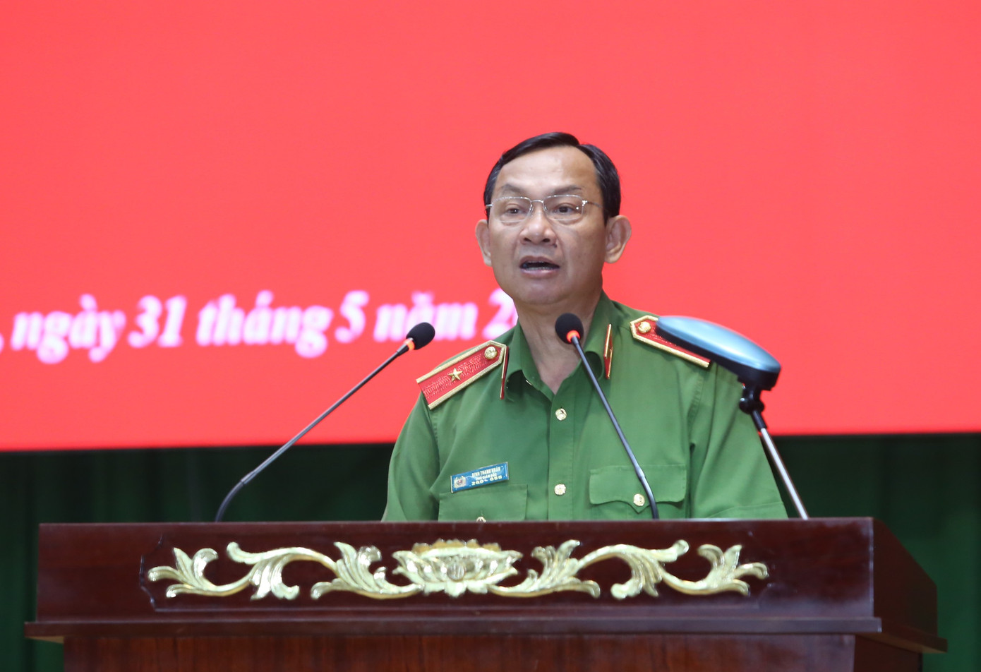 Thiếu tướng Đinh Thanh Nhàn thông tin tại hội nghị. Ảnh: Ngô Tùng.