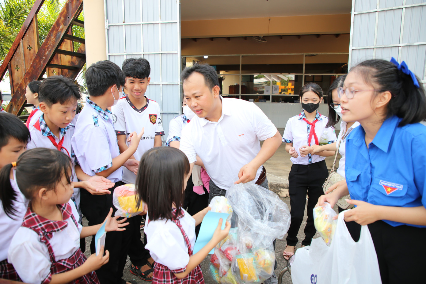 Ban tổ chức dành tặng các bạn nhỏ những phần quà bánh động viên.