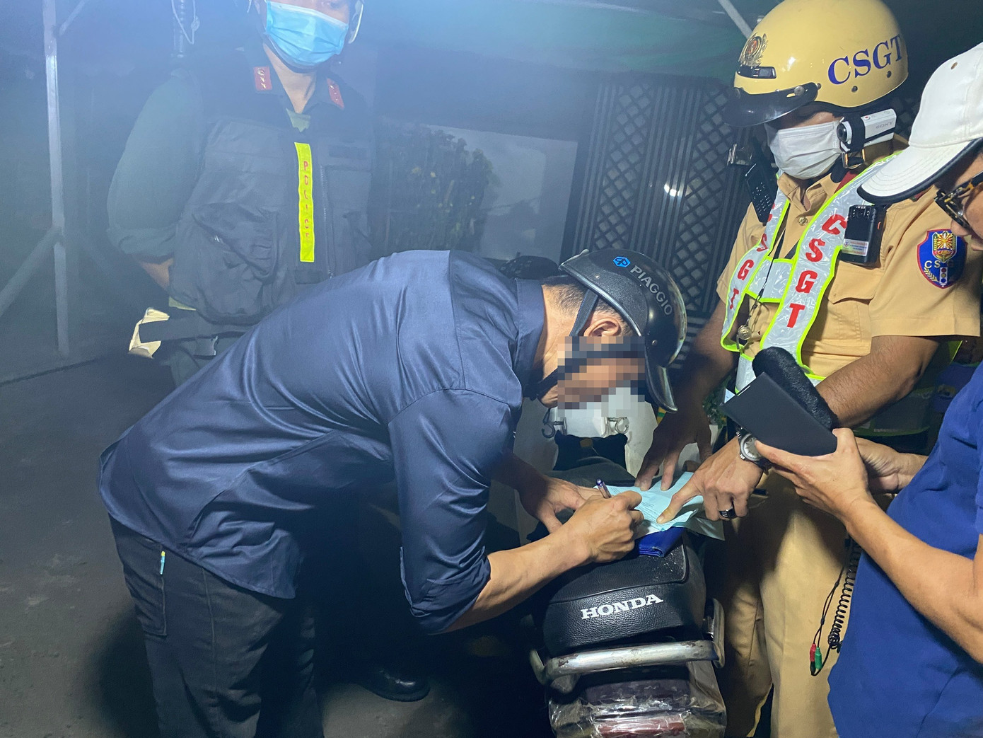 Tài xế Q. có nồng độ cồn mức 0,198 mg/ lít khí thở. Tài xế Q. có nồng độ cồn mức 0,198 mg/ lít khí thở.