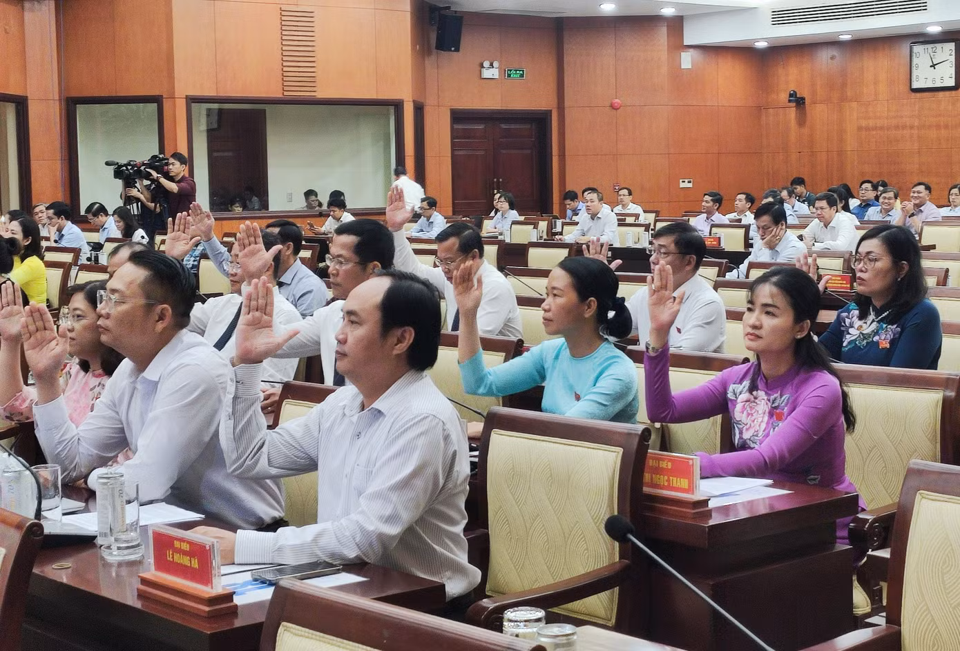 Đại biểu HĐND TPHCM thông qua nghị quyết về việc thành lập Sở An toàn thực phẩm TPHCM. Đại biểu HĐND TPHCM thông qua nghị quyết về việc thành lập Sở An toàn thực phẩm TPHCM.