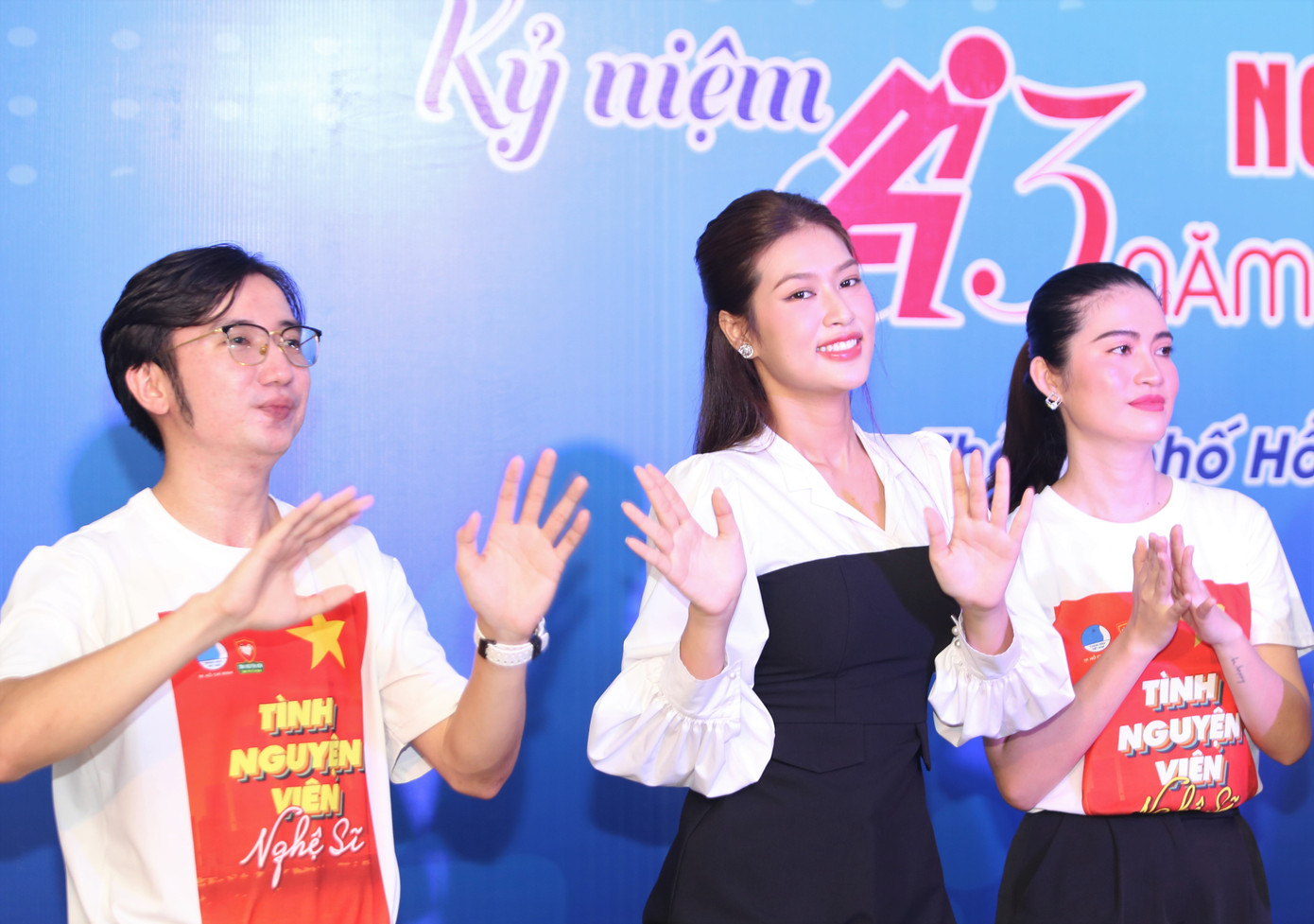 Hoa hậu Hòa bình Việt Nam 2022 Đoàn Thiên Ân, Hoa hậu Trái đất Việt Nam 2020 Thái Thị Hoa, diễn viên điện ảnh Kim Tuyến cùng nhiều ca sĩ, nghệ sĩ tề tựu chung vui cùng người khuyết tật.