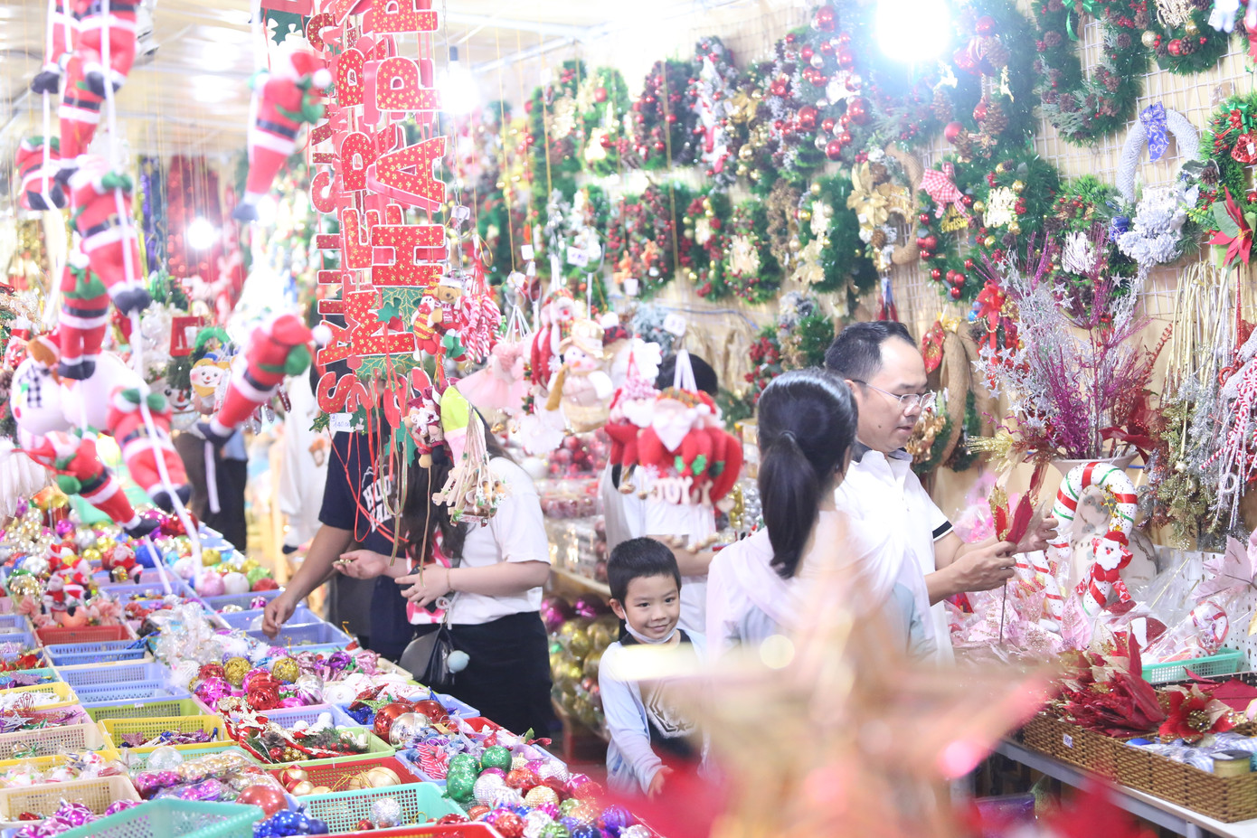 Bà con mua sắm các vật phẩm, đồ trang trí mùa lễ. Bà con mua sắm các vật phẩm, đồ trang trí mùa lễ.