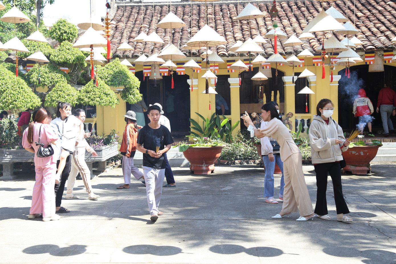 Tại ngôi cổ tự rộng rãi, được trang hoàng, người dân còn dễ dàng có được những bức ảnh lưu niệm trong không gian thanh bình, trầm mặc.