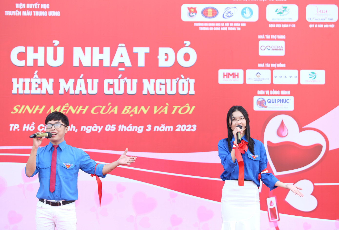 Trong bộ đồng phục áo Đoàn thanh niên trẻ trung cùng người bạn hát chung Tâm Đoan, ca sĩ Lê Tấn Hưng mang đến màu sắc trẻ trung, sôi động với một loạt ca khúc ý nghĩa. Là giáo viên Trường THCS Điện Biên (quận Bình Thạnh) và tham gia CLB Văn nghệ quận Bình Thạnh, nam ca sĩ sinh năm 1994 cho biết từng tham gia hiến máu và biểu diễn tại một số ngày hội chia sẻ giọt máu tình nguyện tại TPHCM. Trong bộ đồng phục áo Đoàn thanh niên trẻ trung cùng người bạn hát chung Tâm Đoan, ca sĩ Lê Tấn Hưng mang đến màu sắc trẻ trung, sôi động với một loạt ca khúc ý nghĩa. Là giáo viên Trường THCS Điện Biên (quận Bình Thạnh) và tham gia CLB Văn nghệ quận Bình Thạnh, nam ca sĩ sinh năm 1994 cho biết từng tham gia hiến máu và biểu diễn tại một số ngày hội chia sẻ giọt máu tình nguyện tại TPHCM.