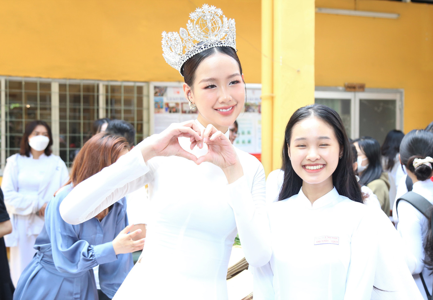 Hoa hậu Liên lục địa, Á hậu Hoa hậu Thế giới Việt Nam 2022 đón nhận tình cảm mến mộ của nhiều bạn học sinh trong hoạt động ý nghĩa. Hoa hậu Liên lục địa, Á hậu Hoa hậu Thế giới Việt Nam 2022 đón nhận tình cảm mến mộ của nhiều bạn học sinh trong hoạt động ý nghĩa.