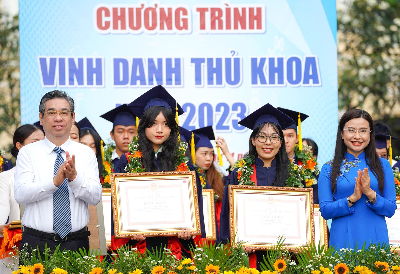 Phó Bí thư Thành ủy TPHCM Nguyễn Phước Lộc (bìa trái) và Bí thư T.Ư Đoàn Nguyễn Phạm Duy Trang tuyên dương các sinh viên tốt nghiệp xuất sắc.