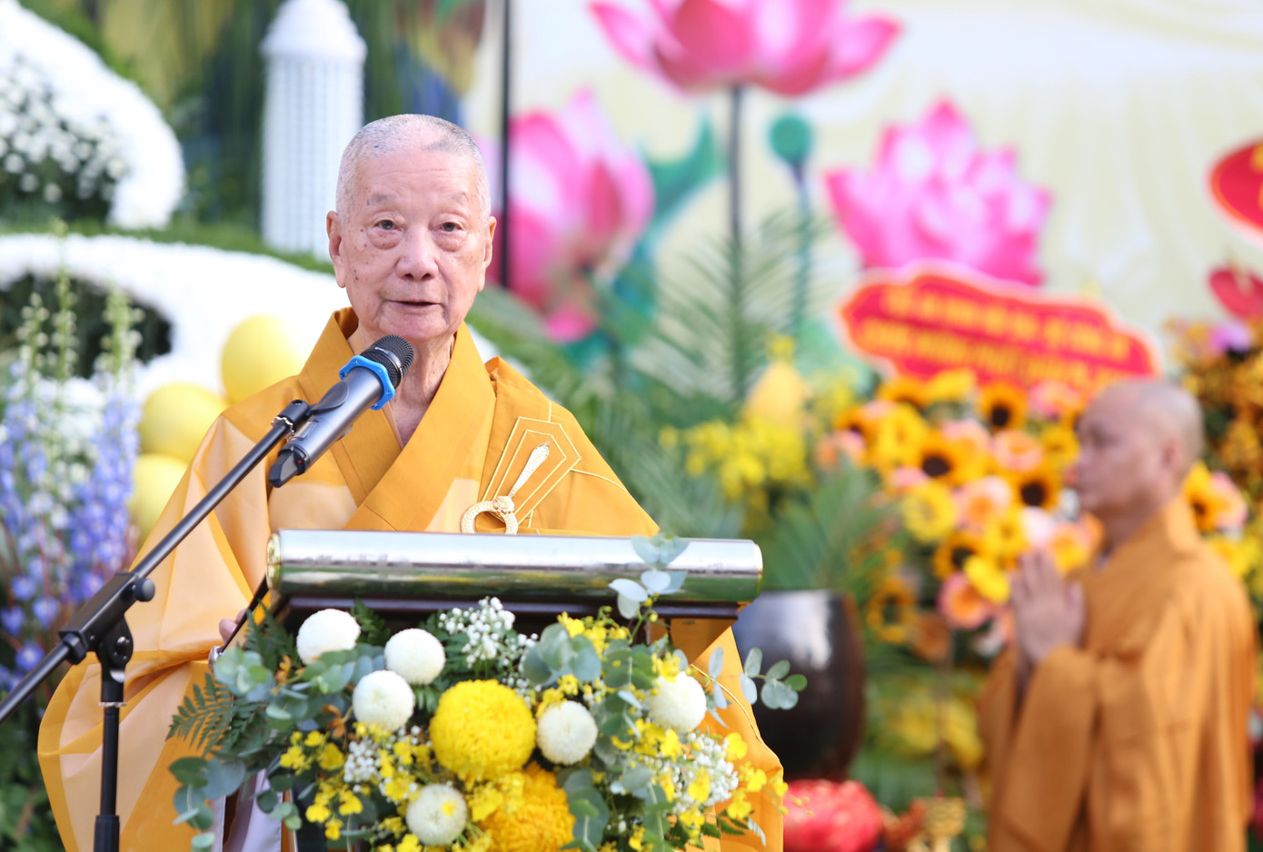 Hòa thượng Thích Trí Quảng - Pháp chủ GHPGVN ban thông điệp đại lễ. Đức Pháp chủ nêu rõ: "Mùa Phật đản Phật lịch 2567 trở về, người con Phật khắp năm châu lại được hân hoan đón mừng ngày đấng Đạo sư thị hiện ở đời vì hạnh phúc, vì an lạc cho số đông, vì lợi ích cho chư thiên và loài người. Đây là dịp cho tất cả chúng ta cùng ôn lại lịch sử của Đức Phật Bổn Sư Thích Ca Mâu Ni, là cơ hội để mọi người chiêm nghiệm, sống theo lời dạy chân thực, có giá trị vượt thời gian của ngài. Những lời dạy đó gợi ý các giải pháp xây dựng nền hòa bình thế giới, hạnh phúc thực sự cho con người và sự phát triển bền vững cho xã hội".