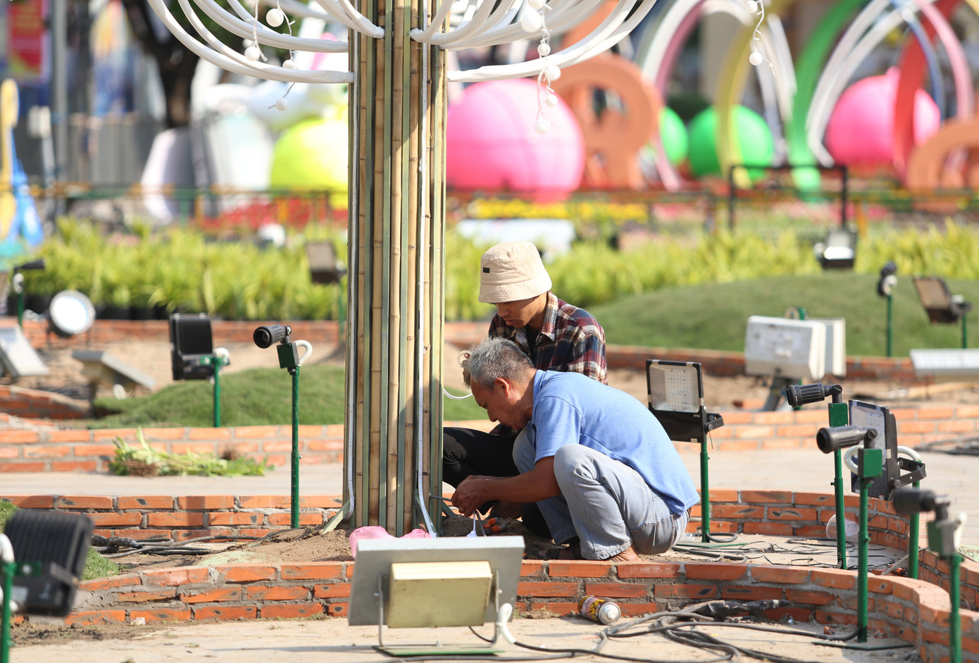 "Thành phố công nghệ” là đại cảnh mang lại hiệu ứng thị giác nhờ hệ trần là các vòng khung sắt tròn giả tre xếp thành nhiều lớp trên diện tích hơn 230m2.