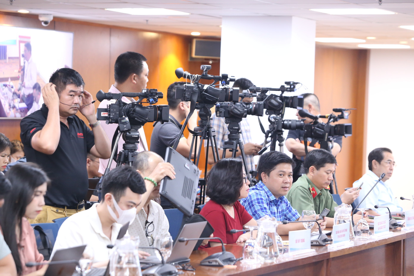 Quang cảnh buổi họp chiều 8/6. Ảnh: Ngô Tùng.