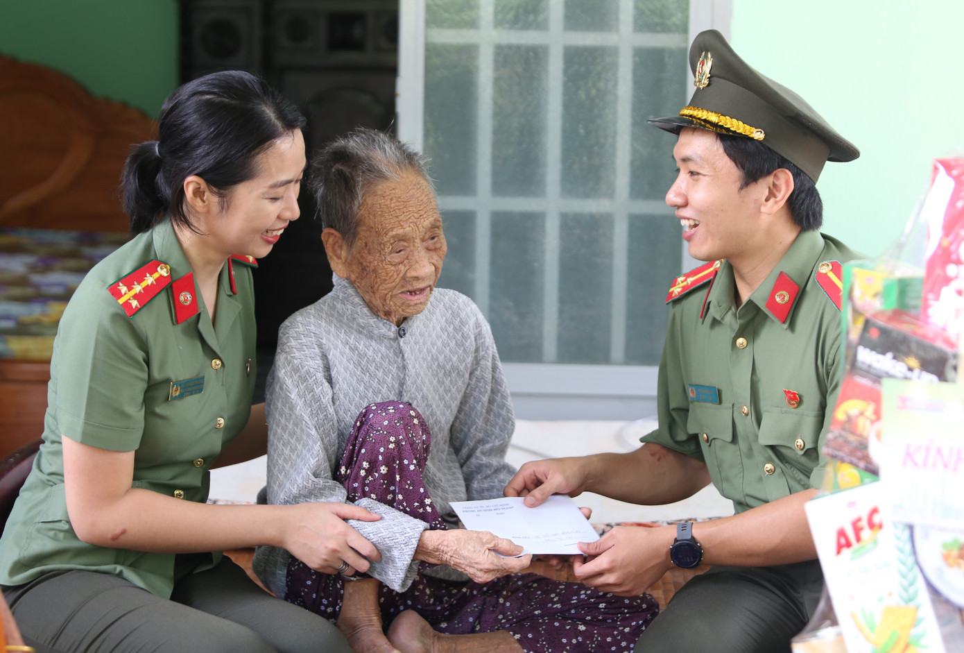 Đại uý Võ Thị Bích Phương, Phó Bí thư Thường trực Đoàn Công an TPHCM cho biết, chuỗi hoạt động do các cơ sở Đoàn phối hợp thực hiện trong ngày cao điểm thể hiện sự chăm lo, tri ân đối với các gia đình chính sách, đặc biệt là các Mẹ Việt Nam anh hùng, gia đình thương binh liệt sĩ. "Bên cạnh đó, nhằm phát huy truyền thống xung kích của thanh niên, tuổi trẻ thành phố đã chung tay tham gia sôi nổi các hoạt động an sinh xã hội dành tặng các em học sinh, thanh niên công nhân có hoàn cảnh khó khăn. Với những phần quà nhỏ, chúng tôi mong sẽ tạo thêm động lực giúp sức mọi người vượt qua khó khăn, tiếp tục học tập, làm việc, xây dựng cuộc sống ấm no, hạnh phúc hơn", chị Bích Phương bày tỏ. Đại uý Võ Thị Bích Phương, Phó Bí thư Thường trực Đoàn Công an TPHCM cho biết, chuỗi hoạt động do các cơ sở Đoàn phối hợp thực hiện trong ngày cao điểm thể hiện sự chăm lo, tri ân đối với các gia đình chính sách, đặc biệt là các Mẹ Việt Nam anh hùng, gia đình thương binh liệt sĩ. "Bên cạnh đó, nhằm phát huy truyền thống xung kích của thanh niên, tuổi trẻ thành phố đã chung tay tham gia sôi nổi các hoạt động an sinh xã hội dành tặng các em học sinh, thanh niên công nhân có hoàn cảnh khó khăn. Với những phần quà nhỏ, chúng tôi mong sẽ tạo thêm động lực giúp sức mọi người vượt qua khó khăn, tiếp tục học tập, làm việc, xây dựng cuộc sống ấm no, hạnh phúc hơn", chị Bích Phương bày tỏ.