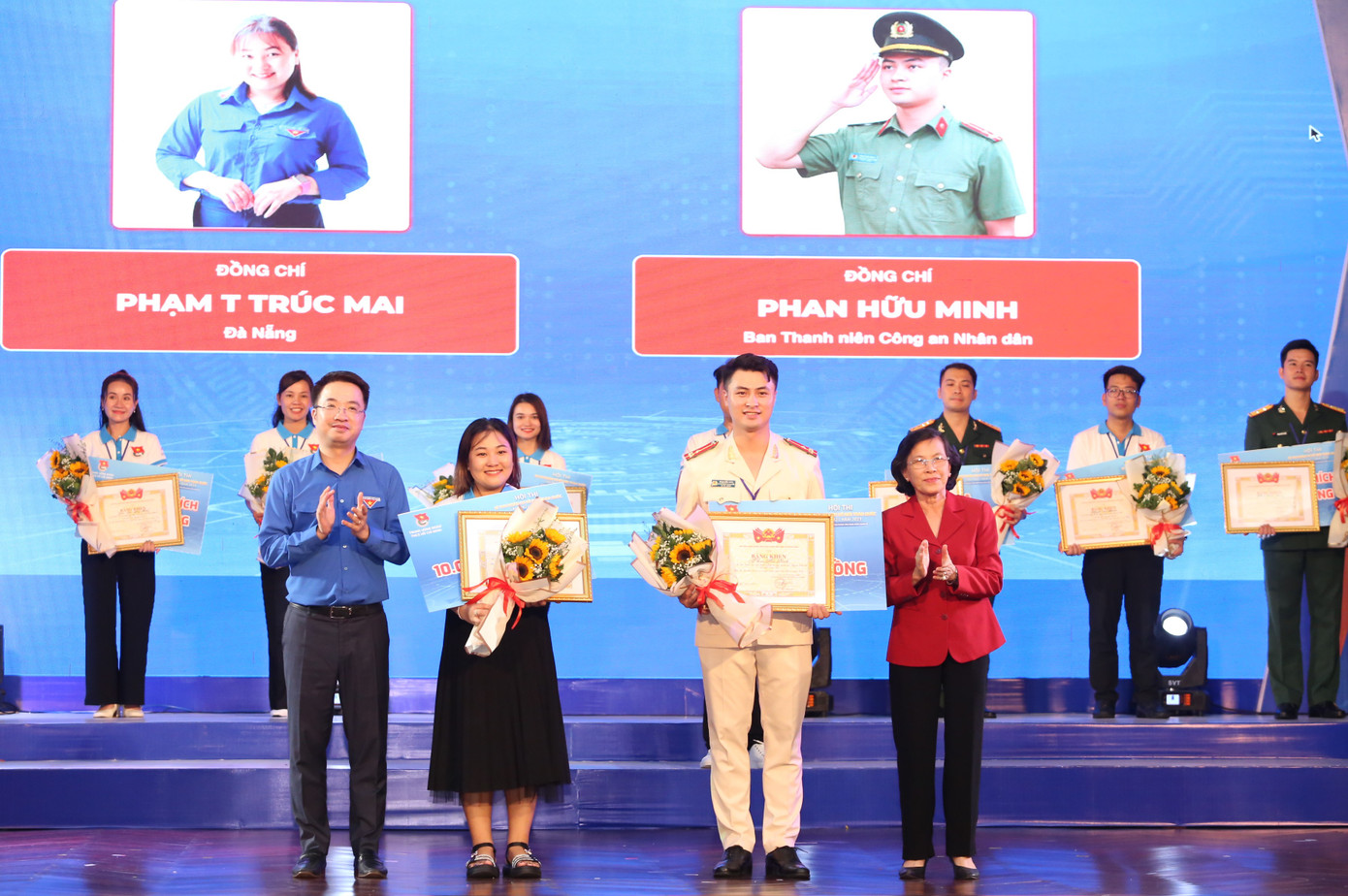 Bí thư T.Ư Đoàn Nguyễn Tường Lâm và nguyên Chủ tịch HĐND TPHCM Phạm Phương Thảo trao giải Nhì cho hai thí sinh: Phạm Trần Trúc Mai và Phan Hữu Minh. Bí thư T.Ư Đoàn Nguyễn Tường Lâm và nguyên Chủ tịch HĐND TPHCM Phạm Phương Thảo trao giải Nhì cho hai thí sinh: Phạm Trần Trúc Mai và Phan Hữu Minh.