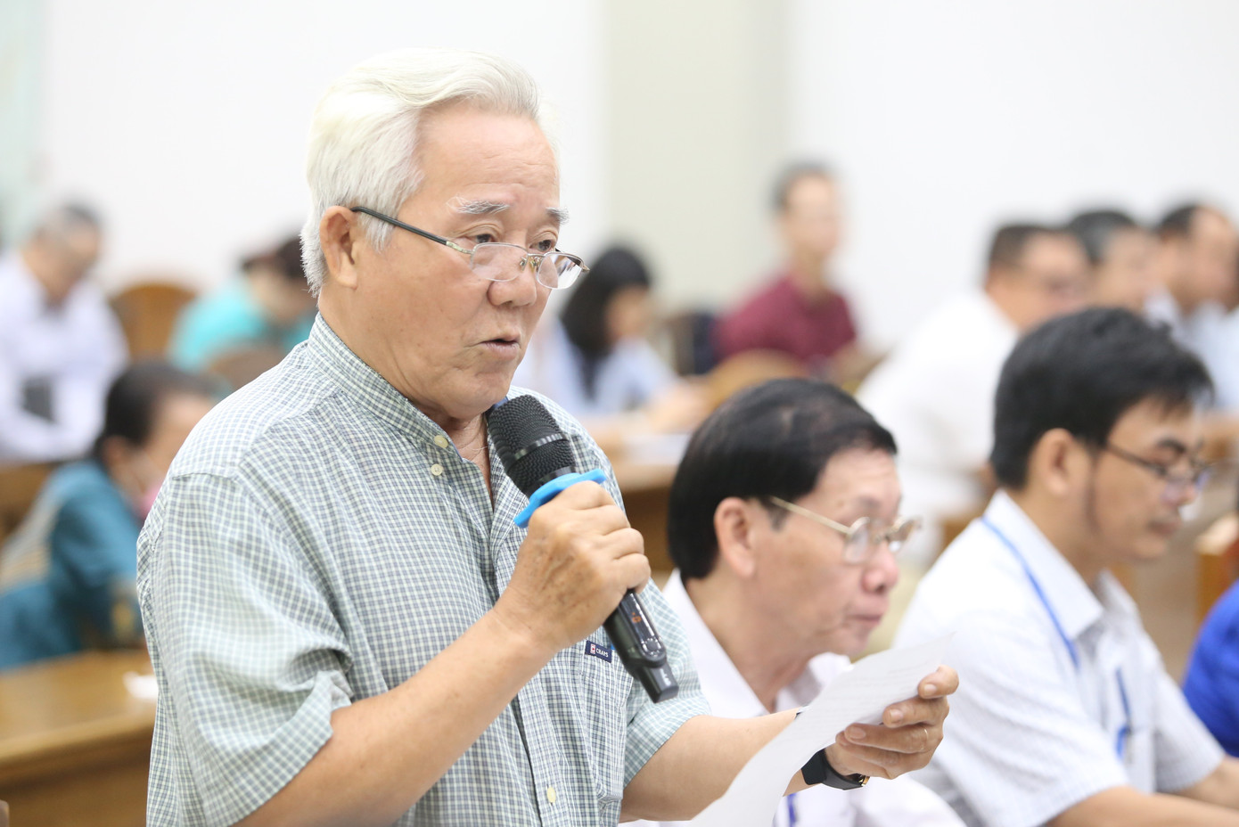 Cử tri quận 4 nêu ý kiến với ĐBQH. Ảnh: Ngô Tùng Cử tri quận 4 nêu ý kiến với ĐBQH. Ảnh: Ngô Tùng