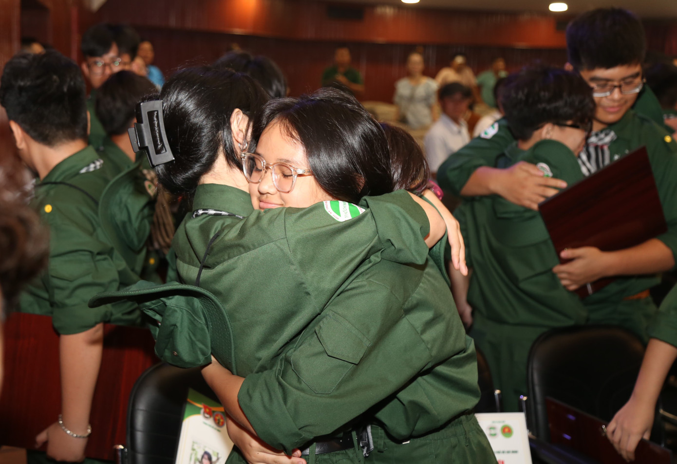 Giây phút xúc động của những chiến sĩ nhỏ. Giây phút xúc động của những chiến sĩ nhỏ.