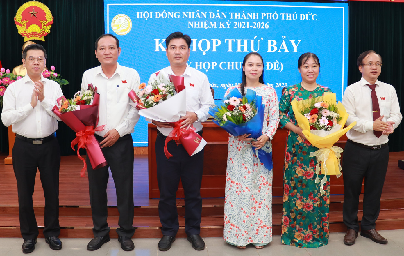 Phó Chủ tịch HĐND TPHCM Nguyễn Văn Dũng (bìa trái) và Chủ tịch HĐND TP. Thủ Đức Nguyễn Phước Hưng trao hoa chúc mừng các trưởng, phó ban của HĐND TP. Thủ Đức vừa được bầu. Ảnh: Thanh Tuyền.