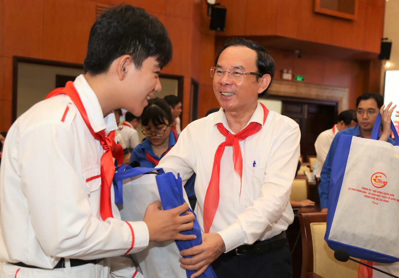 Bí thư Thành ủy TPHCM trao quà cho các em cuối buổi gặp gỡ. Bí thư Thành ủy TPHCM trao quà cho các em cuối buổi gặp gỡ.