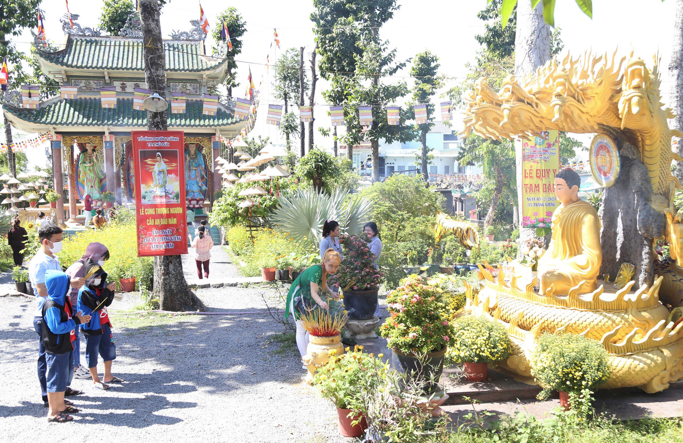 Ngày 5/2 (tức rằm tháng Giêng năm Quý Mão), nhiều chùa tại TPHCM có đông người dân đến để lễ chư Phật. Những ngày này, chùa Phước Tường (TP. Thủ Đức) thu hút bà con các nơi tìm về cúng.