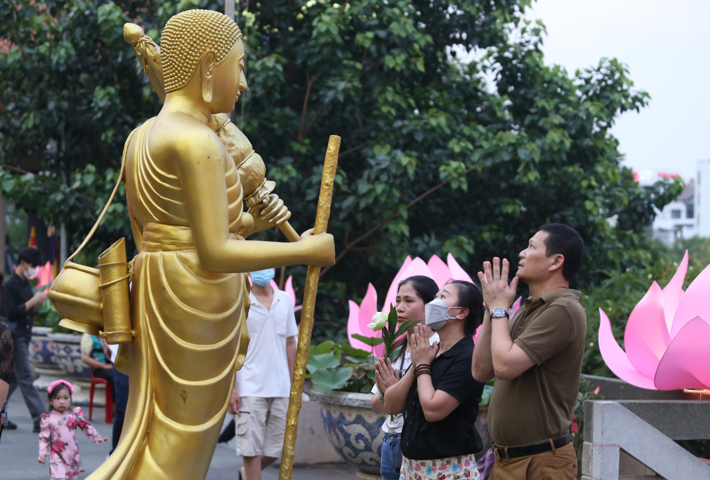 Người dân thành kính bái vọng trước tôn tượng Tôn giả Sivali.